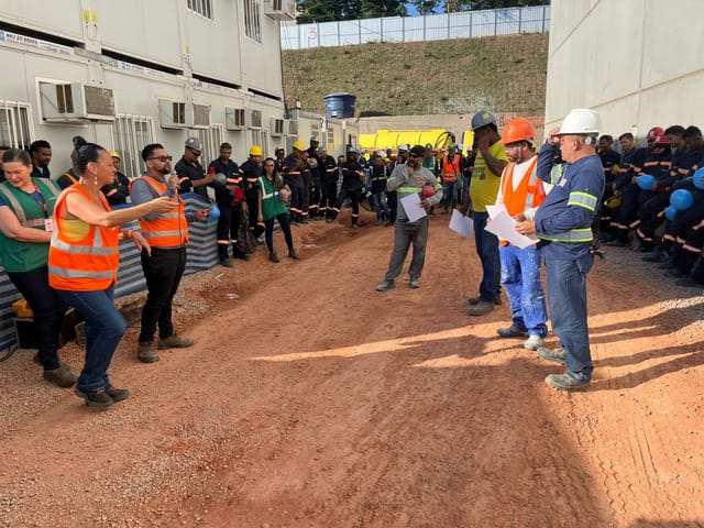 Ação de segurança com equipes em obra